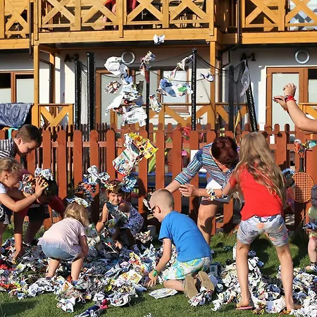 Tropikana Domki, * 미엘노