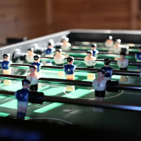 Tropikana Domki, * 미엘노